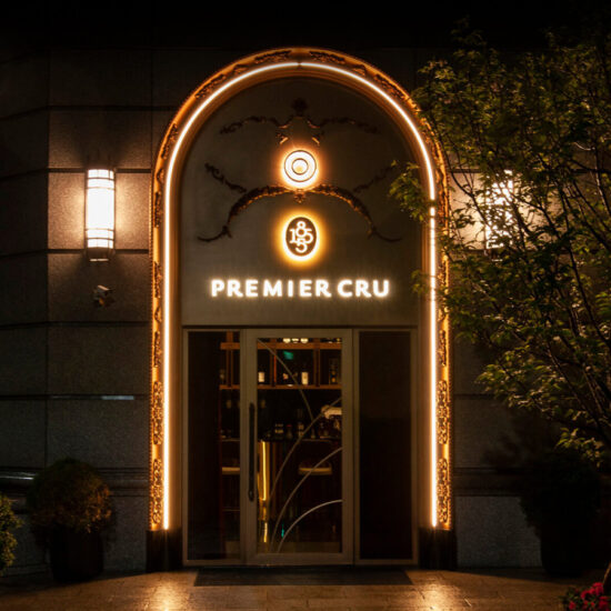 在這座隱藏於城市心臟的酒窖設計案中，設計師的構想並不僅止於「收藏酒品」的功能，而是希望透過空間語言，營造出一場穿越時空的感官體驗。當人們步入其中，彷彿置身文藝復興時期的宮廷，古典線條與雕刻細節不僅重現了歷史的華麗氛圍，也傳達對藝術與生活品味的極致追求。